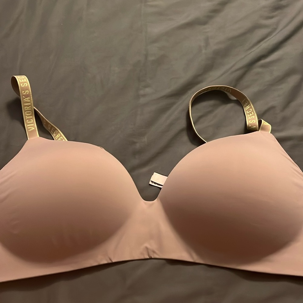 Victoria Secret Wireless Push Up size 40D
